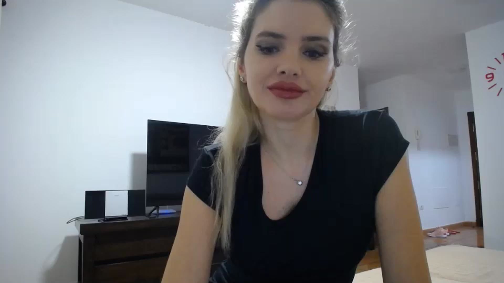 Gallery image thumbnail from Klarita_'s myfreecams stream on, 12/13/2023, 22:37 image 5 of 20