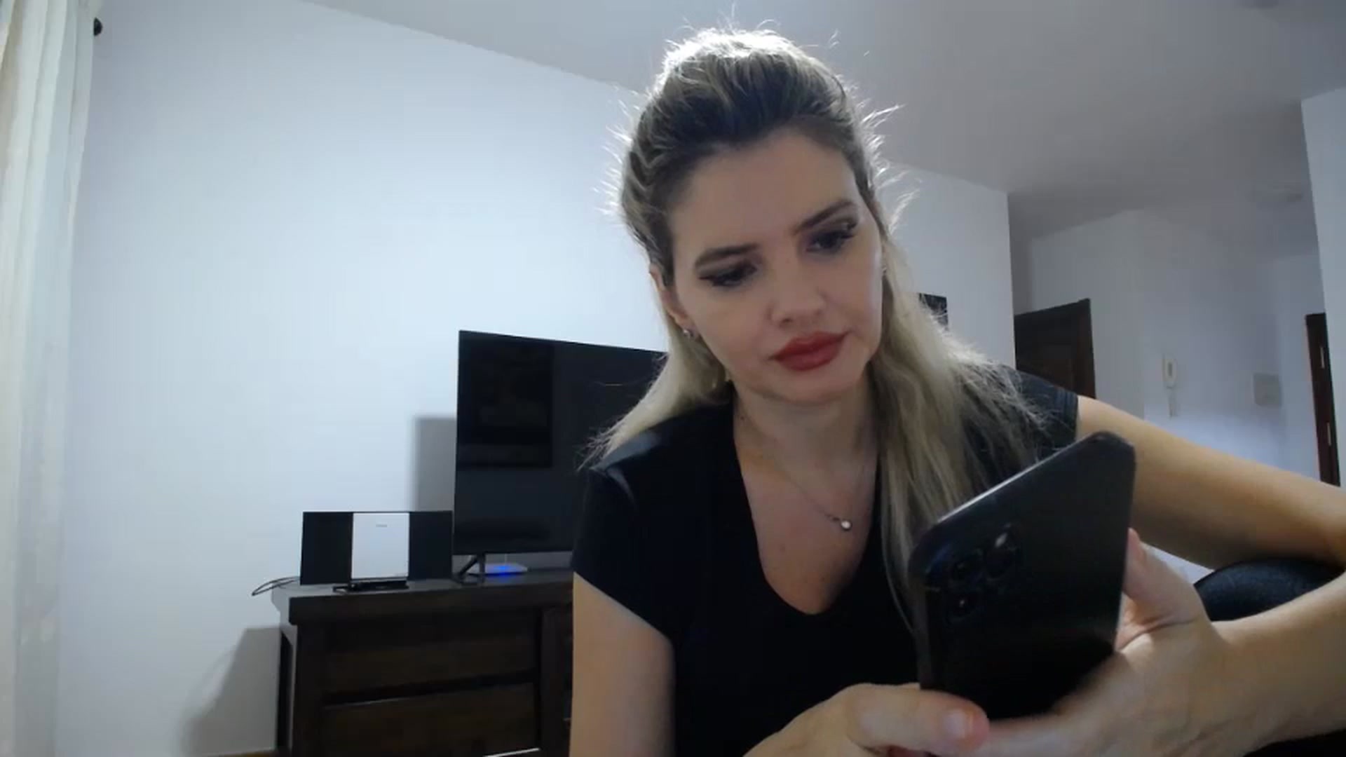 Gallery image thumbnail from Klarita_'s myfreecams stream on, 12/13/2023, 22:37 image 16 of 20