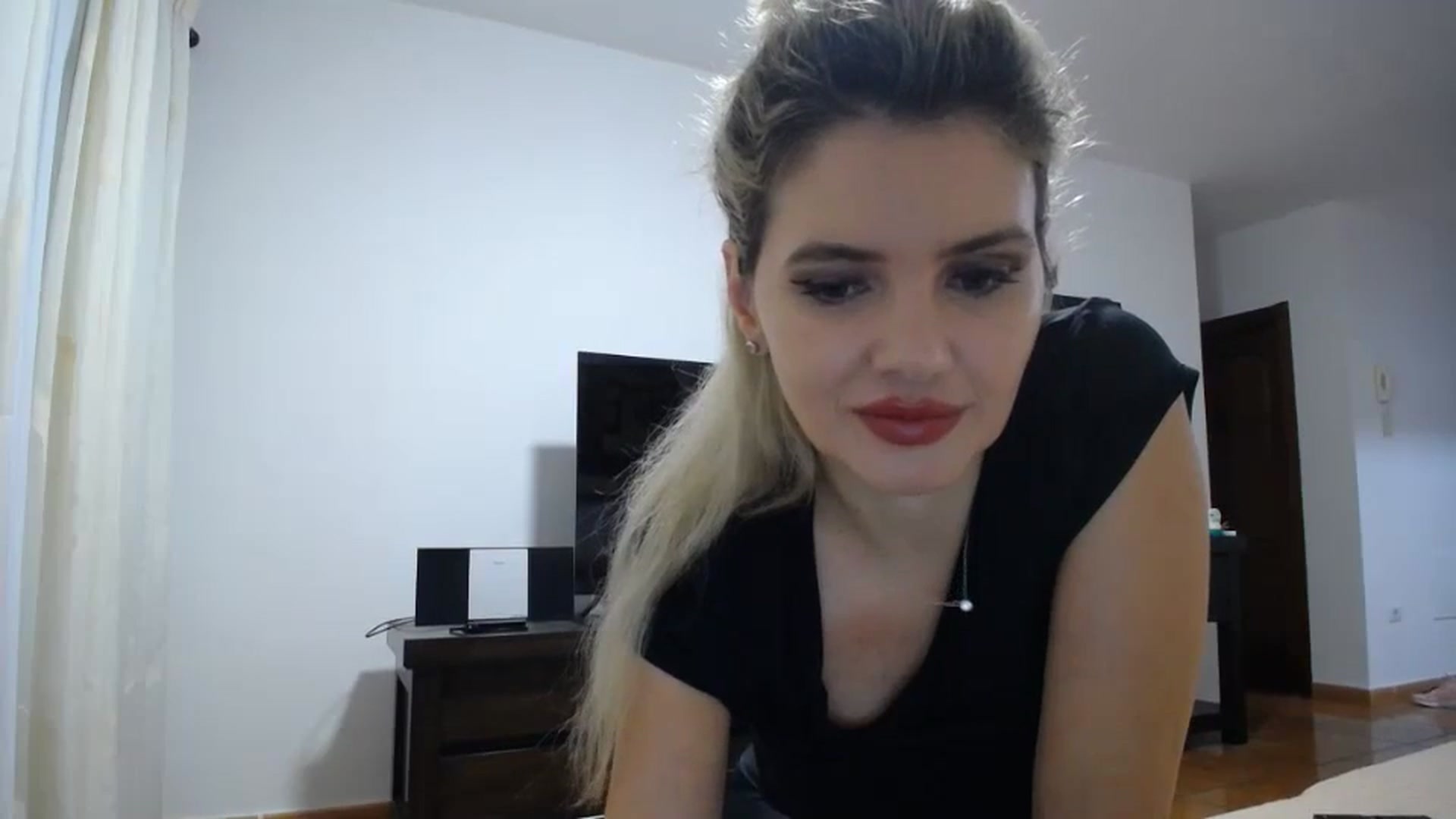 Gallery image thumbnail from Klarita_'s myfreecams stream on, 12/13/2023, 22:37 image 11 of 20