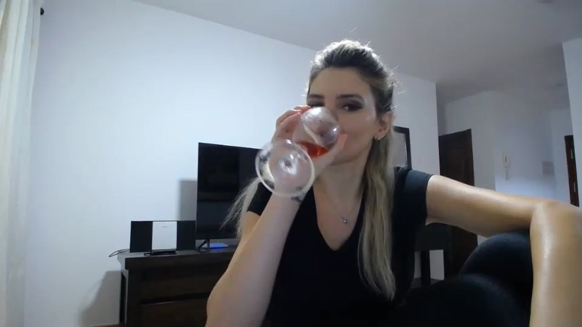 Gallery image thumbnail from Klarita_'s myfreecams stream on, 12/13/2023, 22:37 image 15 of 20