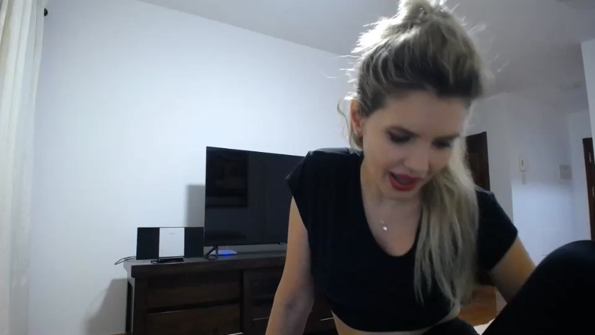 Gallery image thumbnail from Klarita_'s myfreecams stream on, 12/13/2023, 22:37 image 19 of 20