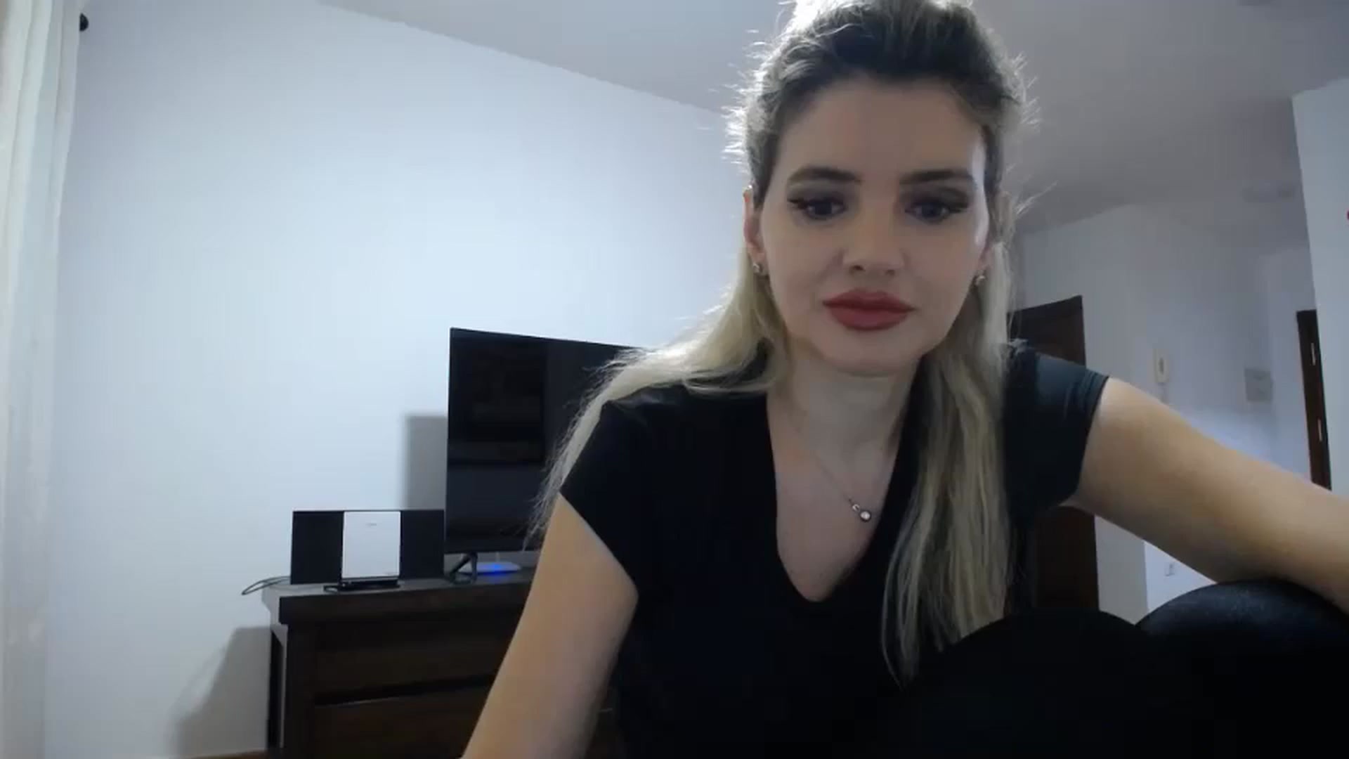 Gallery image thumbnail from Klarita_'s myfreecams stream on, 12/13/2023, 22:37 image 13 of 20
