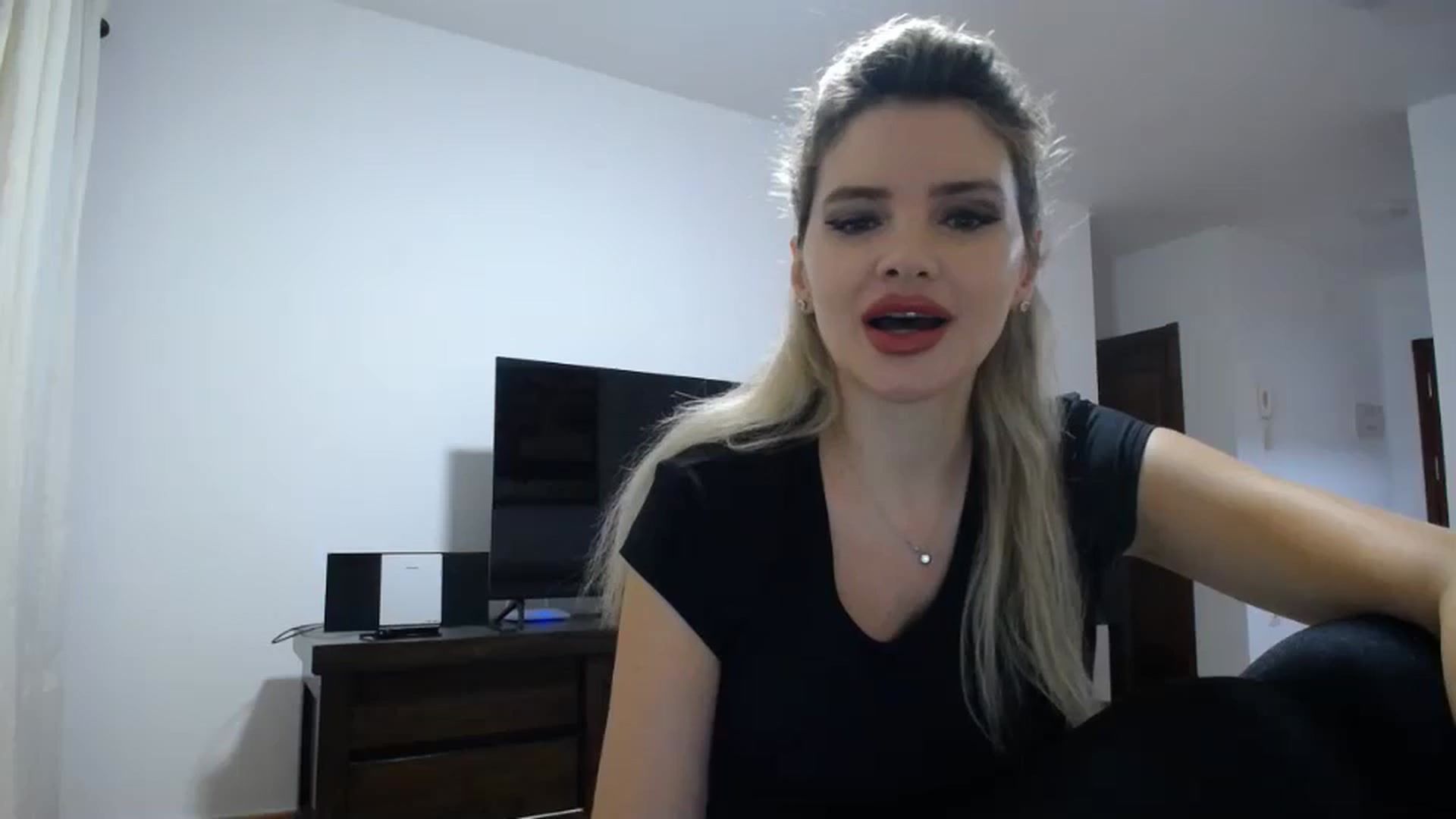 Gallery image thumbnail from Klarita_'s myfreecams stream on, 12/13/2023, 22:37 image 14 of 20
