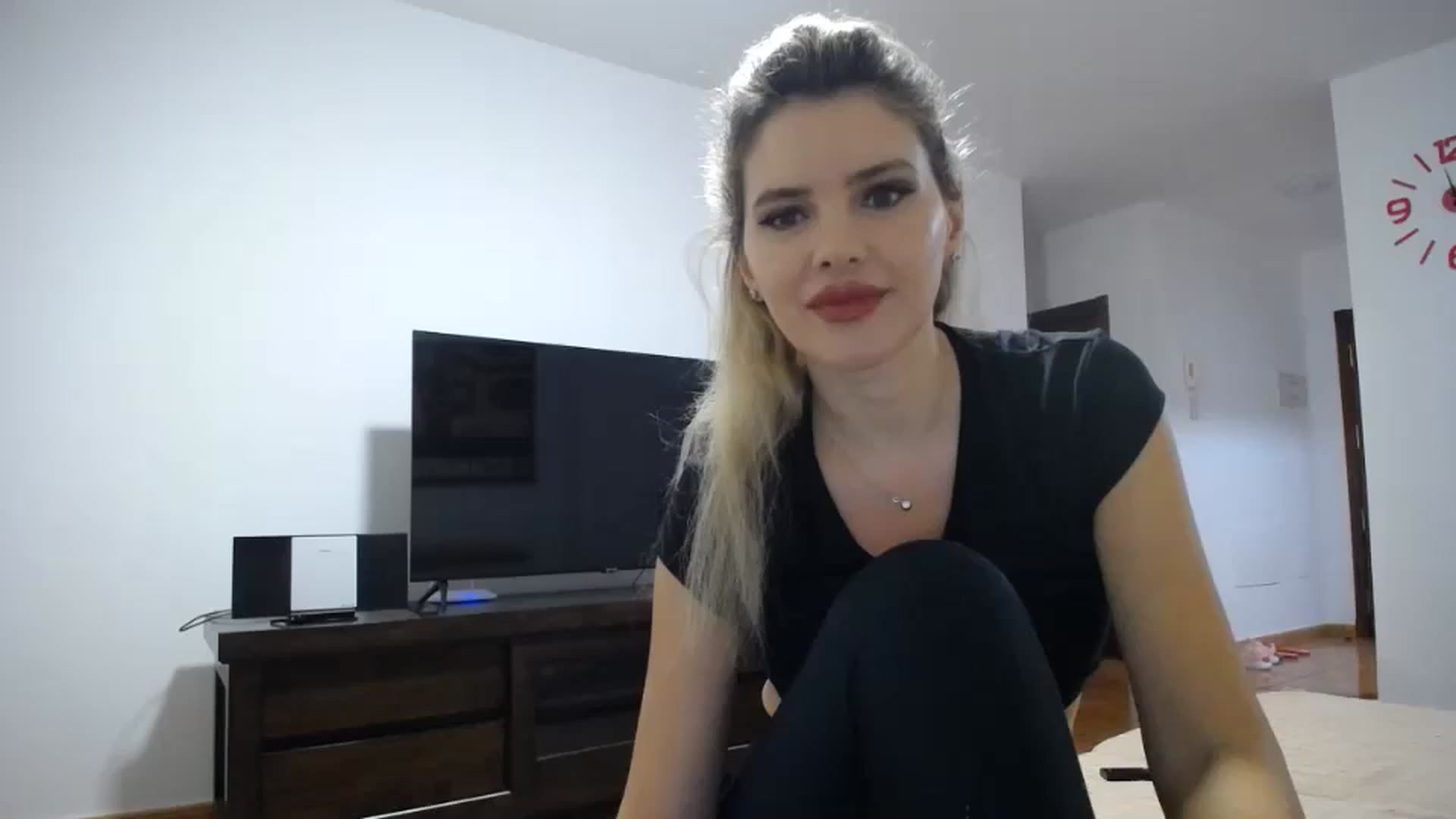 Gallery image thumbnail from Klarita_'s myfreecams stream on, 12/13/2023, 22:37 image 1 of 20