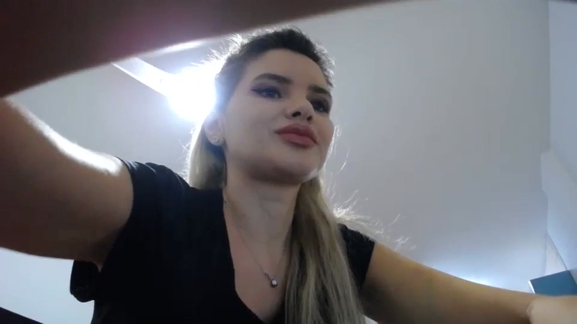 Gallery image thumbnail from Klarita_'s myfreecams stream on, 12/13/2023, 22:37 image 17 of 20