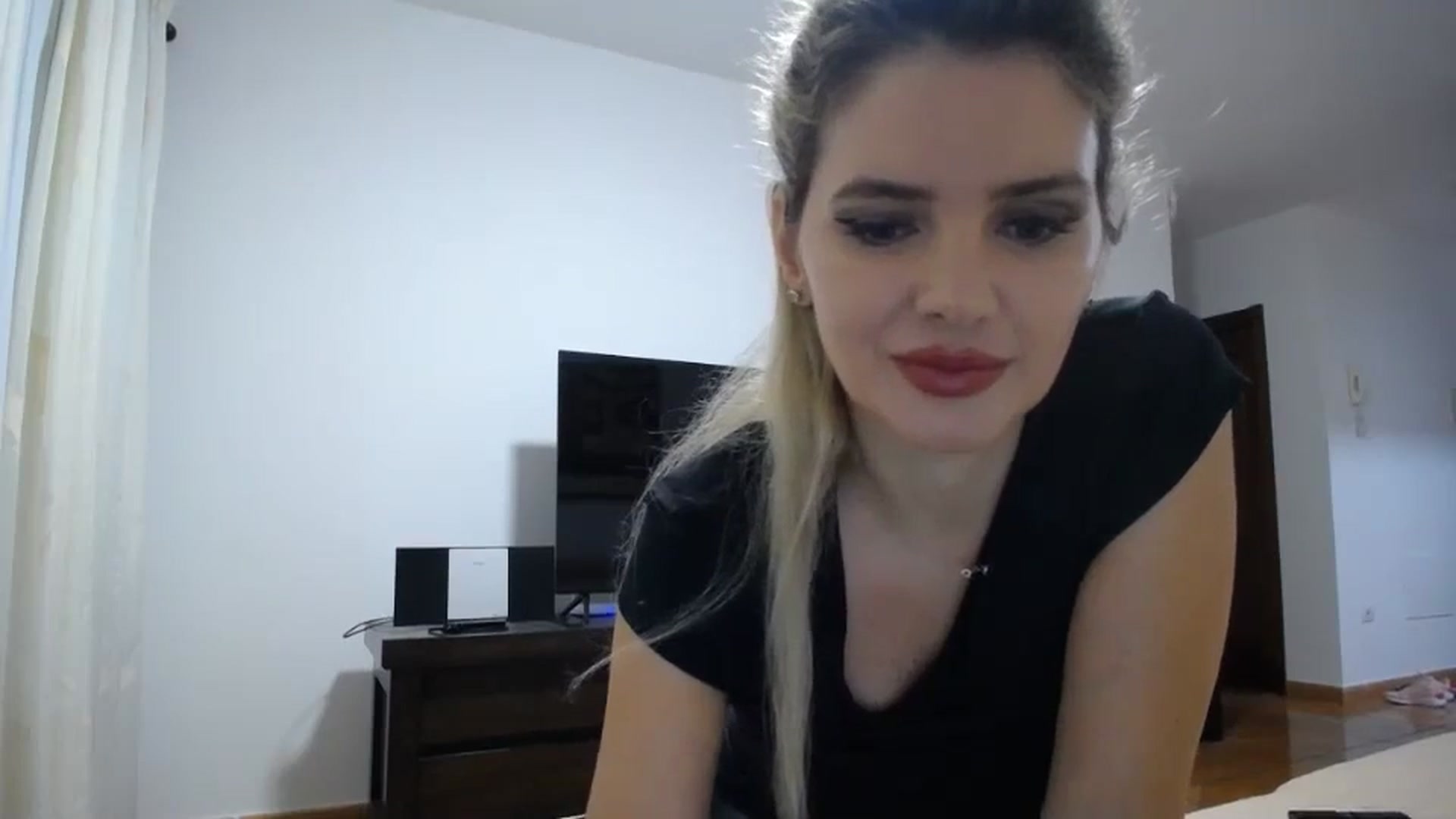 Gallery image thumbnail from Klarita_'s myfreecams stream on, 12/13/2023, 22:37 image 9 of 20