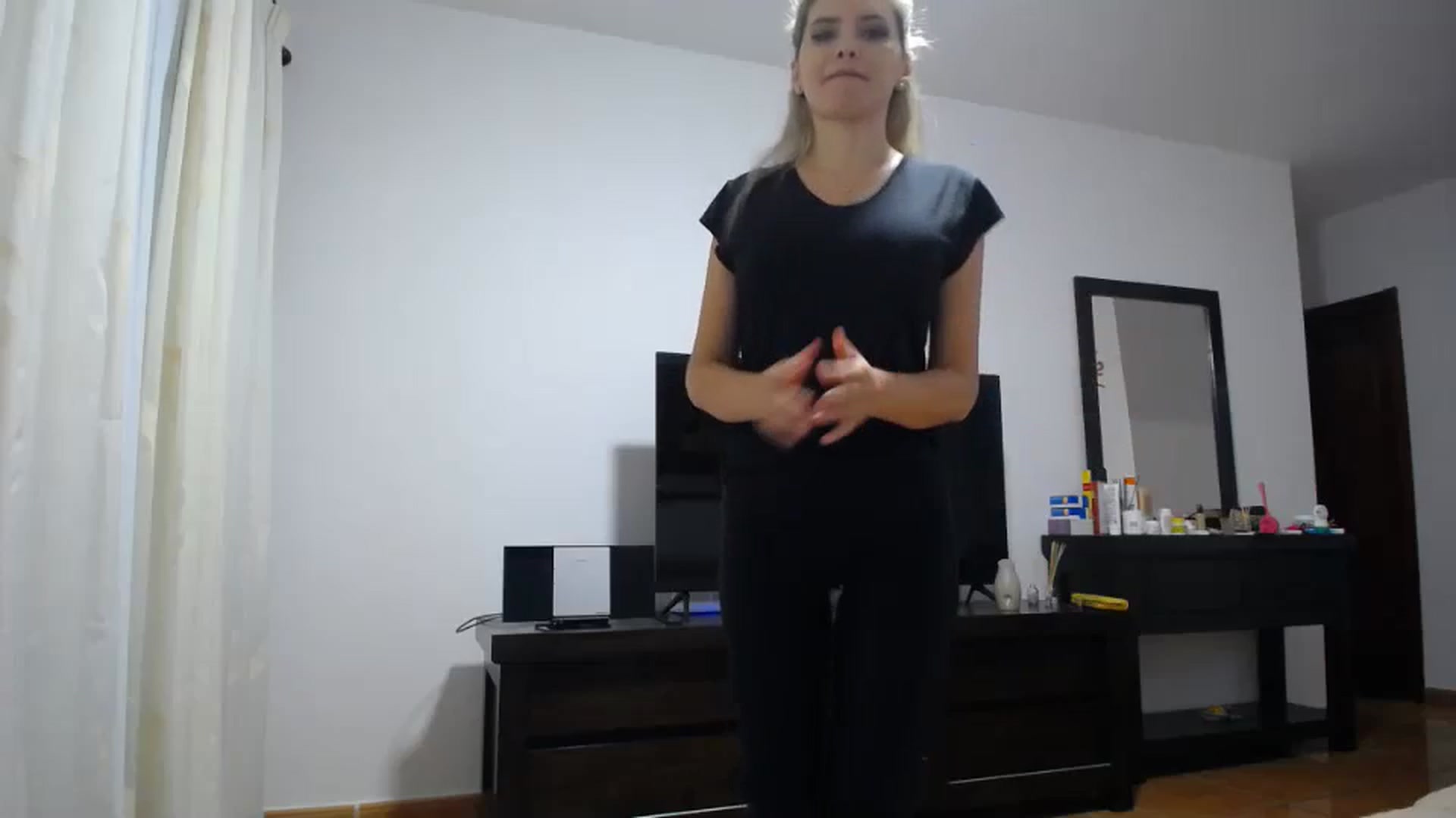 Gallery image thumbnail from Klarita_'s myfreecams stream on, 12/13/2023, 22:37 image 8 of 20