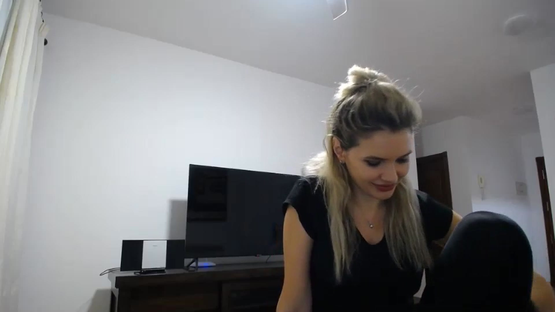 Gallery image thumbnail from Klarita_'s myfreecams stream on, 12/13/2023, 22:37 image 18 of 20
