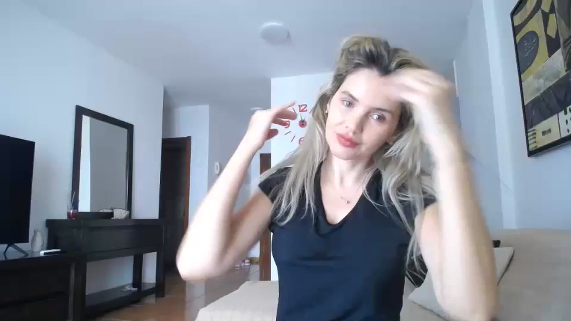Gallery image thumbnail from Klarita_'s myfreecams stream on, 12/18/2023, 14:27 image 17 of 20