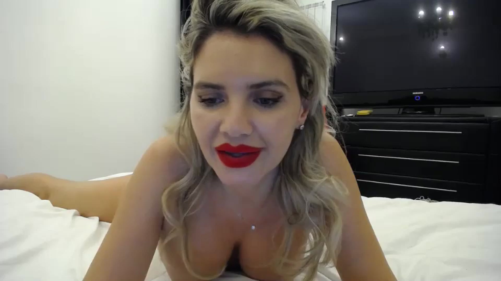 Gallery image thumbnail from Klarita_'s myfreecams stream on, 12/27/2023, 24:01 image 2 of 20