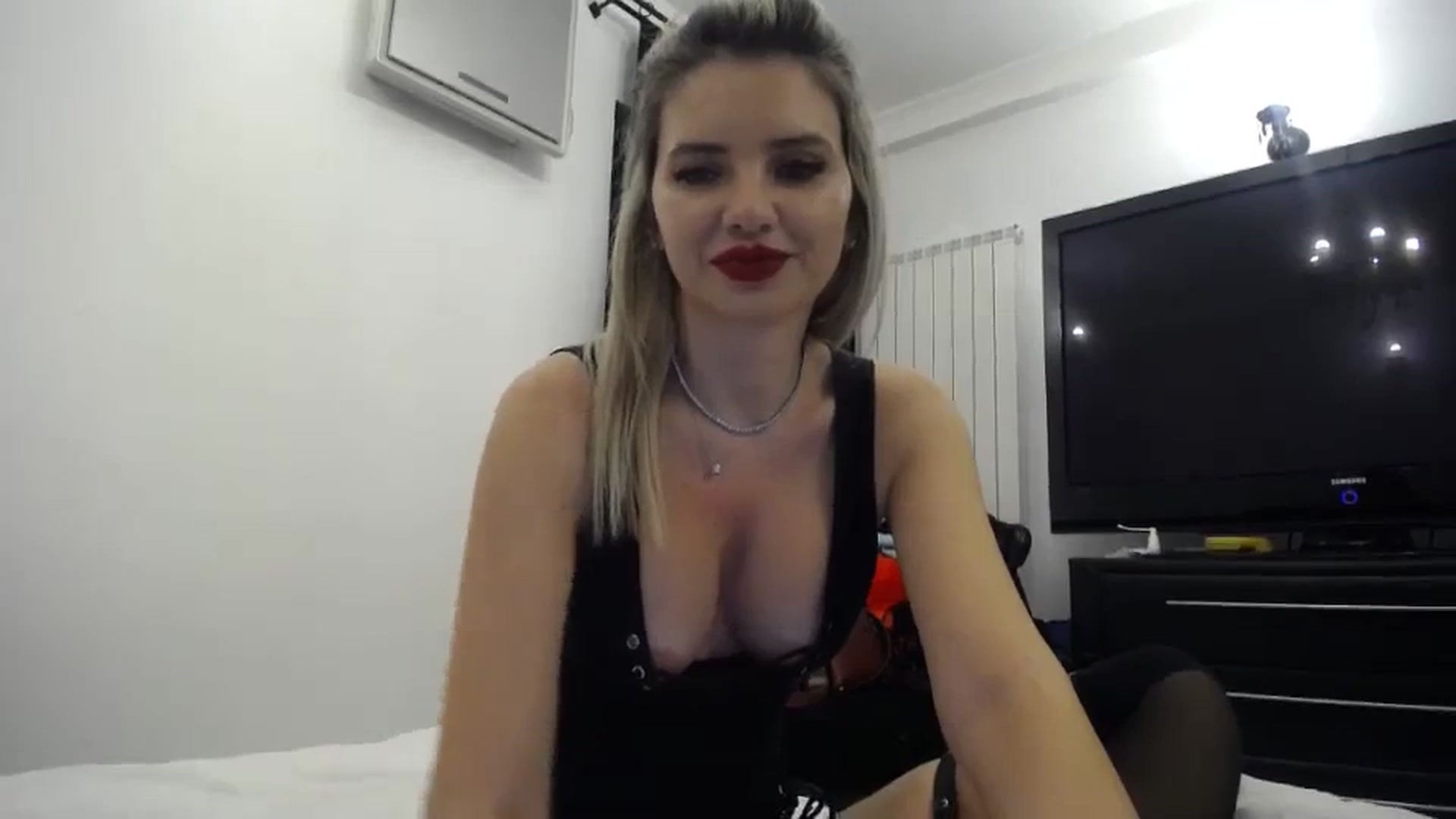 Gallery image thumbnail from Klarita_'s myfreecams stream on, 02/01/2024, 22:07 image 16 of 20