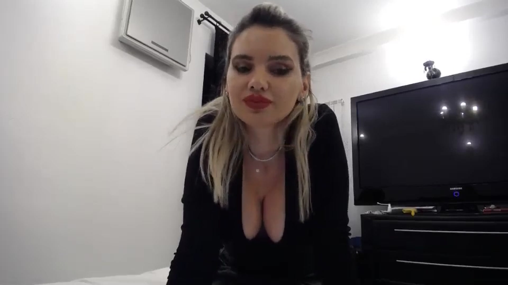 Gallery image thumbnail from Klarita_'s myfreecams stream on, 02/08/2024, 22:19 image 4 of 20