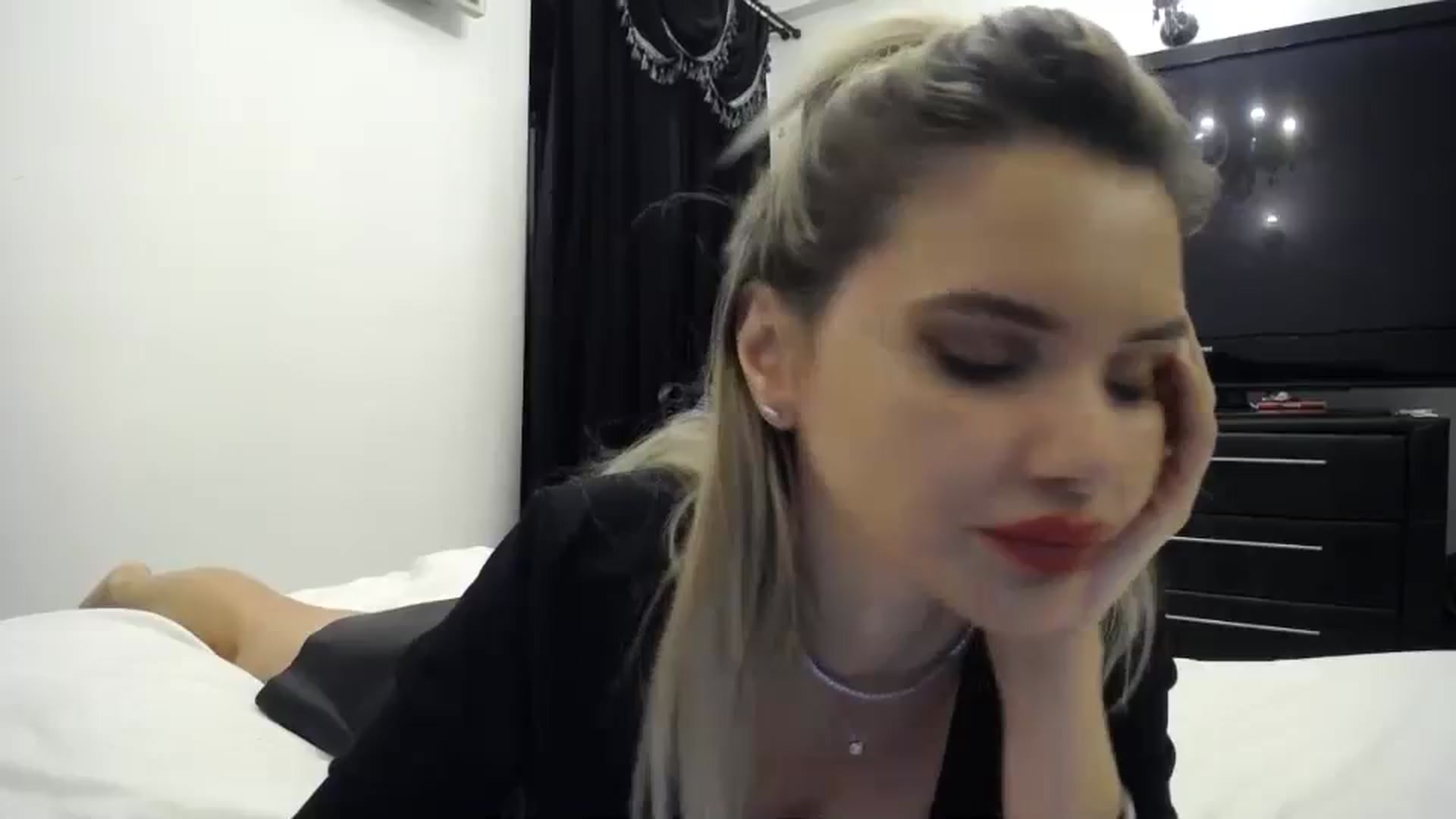 Gallery image thumbnail from Klarita_'s myfreecams stream on, 02/08/2024, 22:19 image 7 of 20