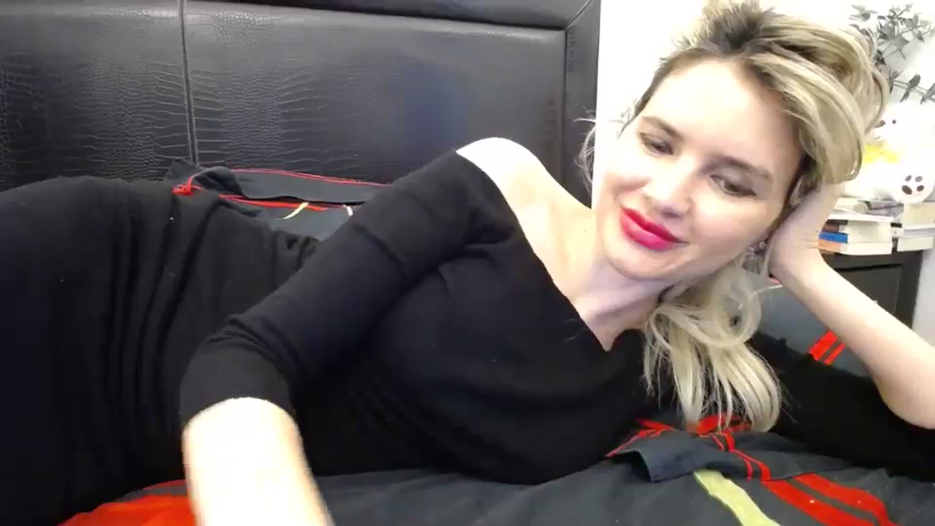 Gallery image thumbnail from Klarita_'s myfreecams stream on, 03/10/2024, 15:19 image 15 of 20