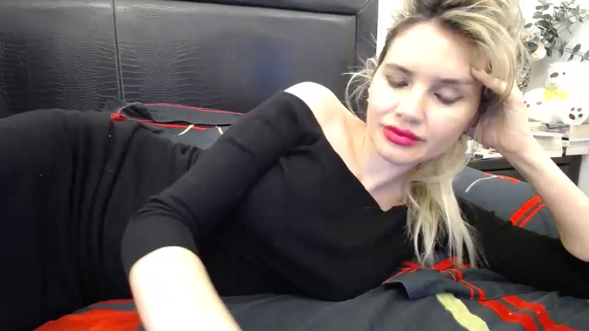 Gallery image thumbnail from Klarita_'s myfreecams stream on, 03/10/2024, 15:19 image 16 of 20
