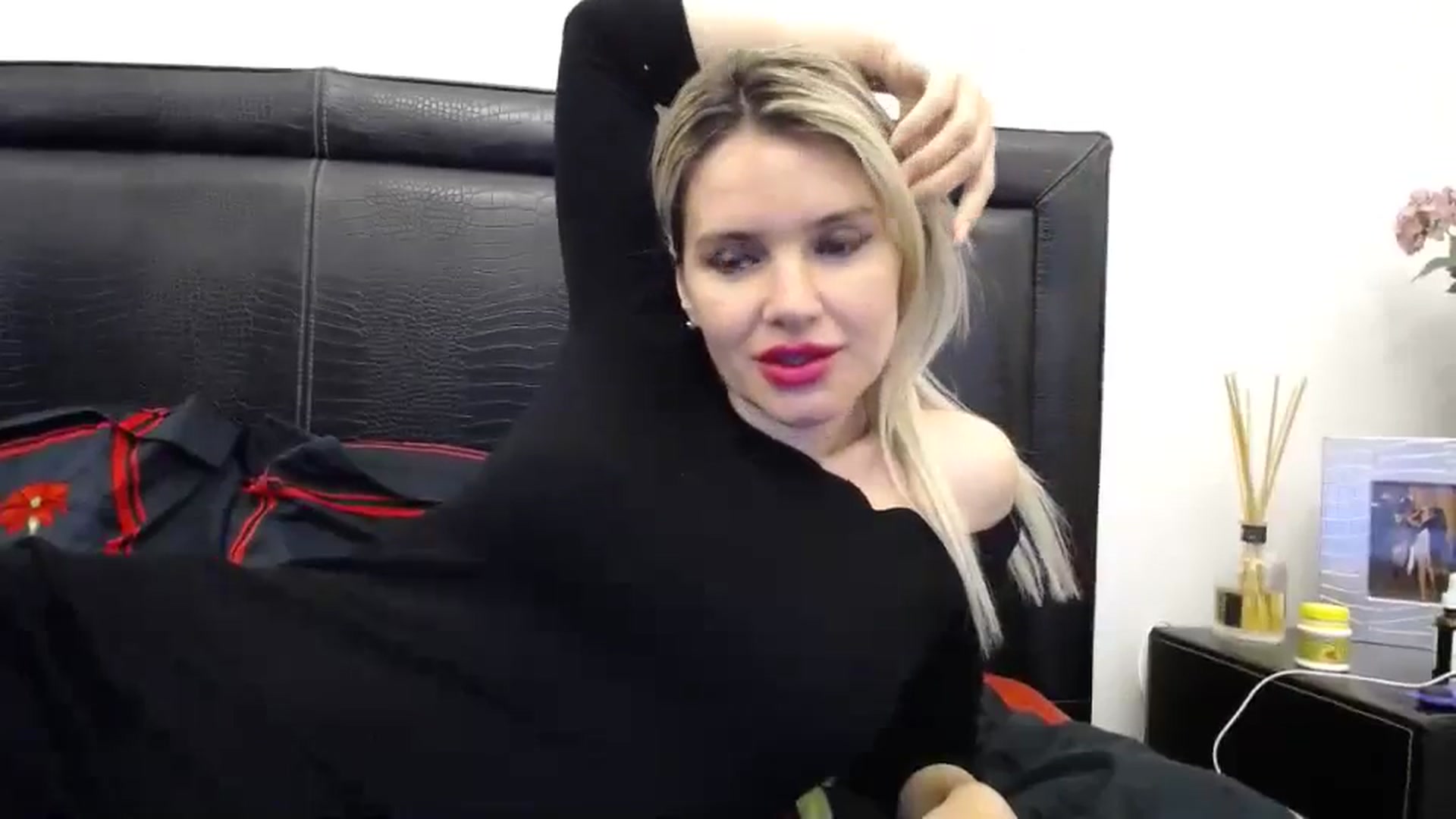 Gallery image thumbnail from Klarita_'s myfreecams stream on, 03/10/2024, 15:19 image 7 of 20