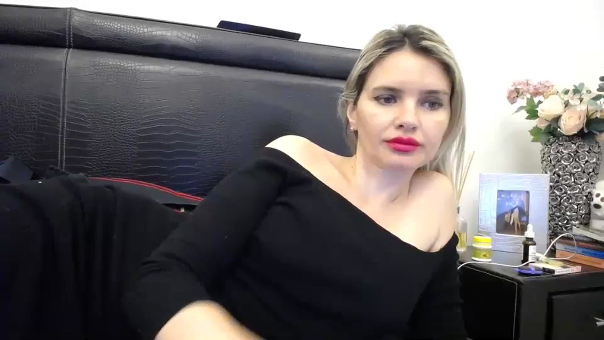 Gallery image thumbnail from Klarita_'s myfreecams stream on, 03/10/2024, 15:19 image 11 of 20