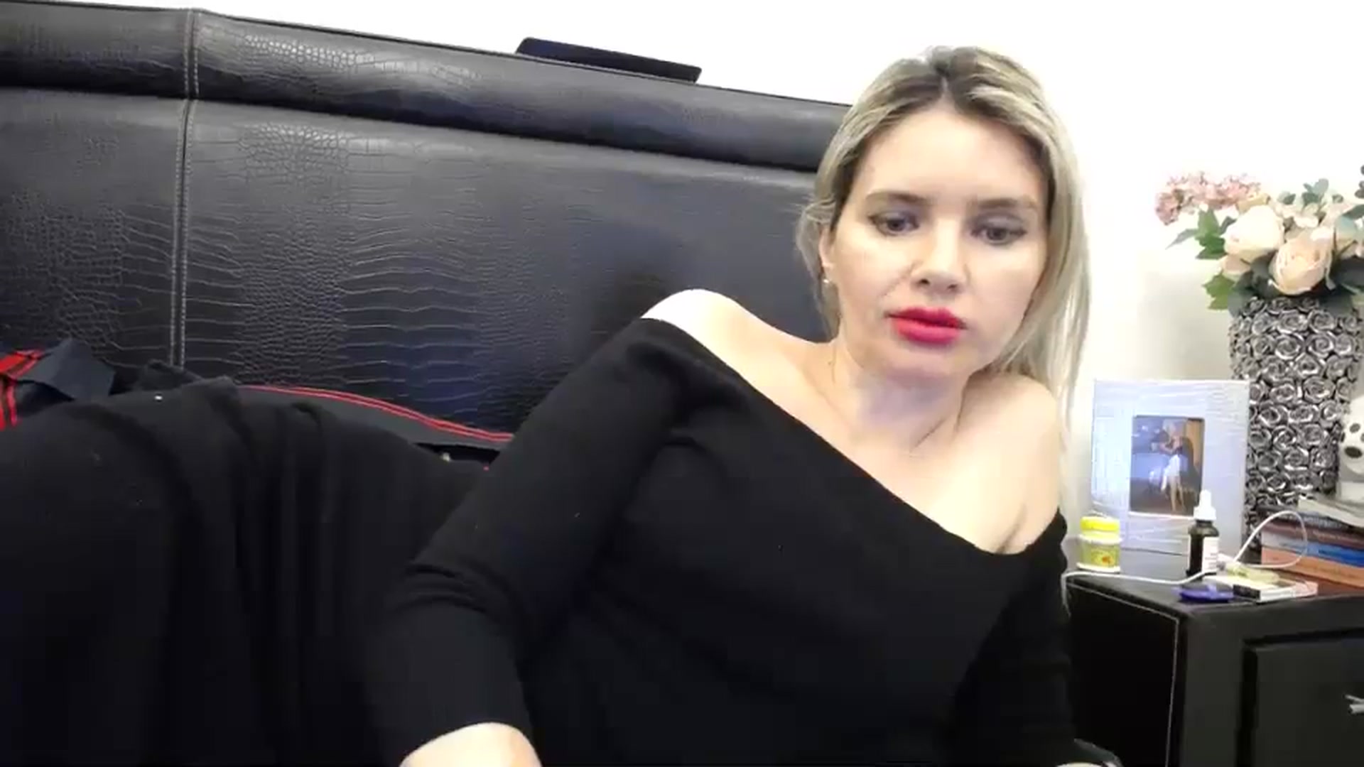 Gallery image thumbnail from Klarita_'s myfreecams stream on, 03/10/2024, 15:19 image 12 of 20