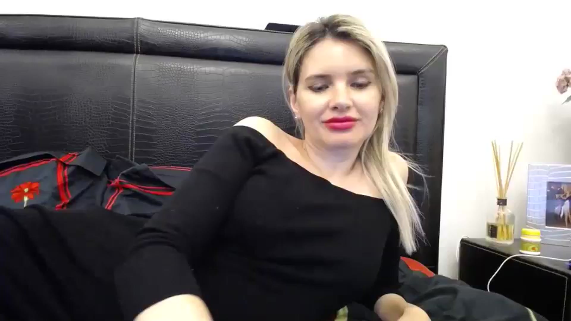 Gallery image thumbnail from Klarita_'s myfreecams stream on, 03/10/2024, 15:19 image 8 of 20