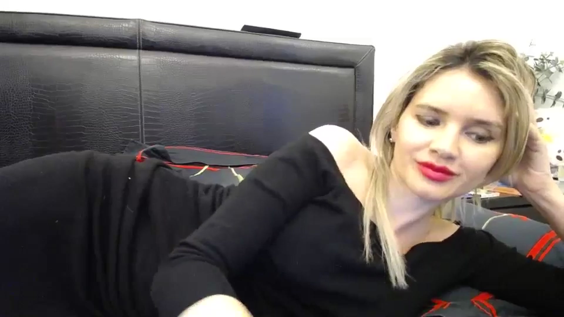 Gallery image thumbnail from Klarita_'s myfreecams stream on, 03/10/2024, 15:19 image 14 of 20
