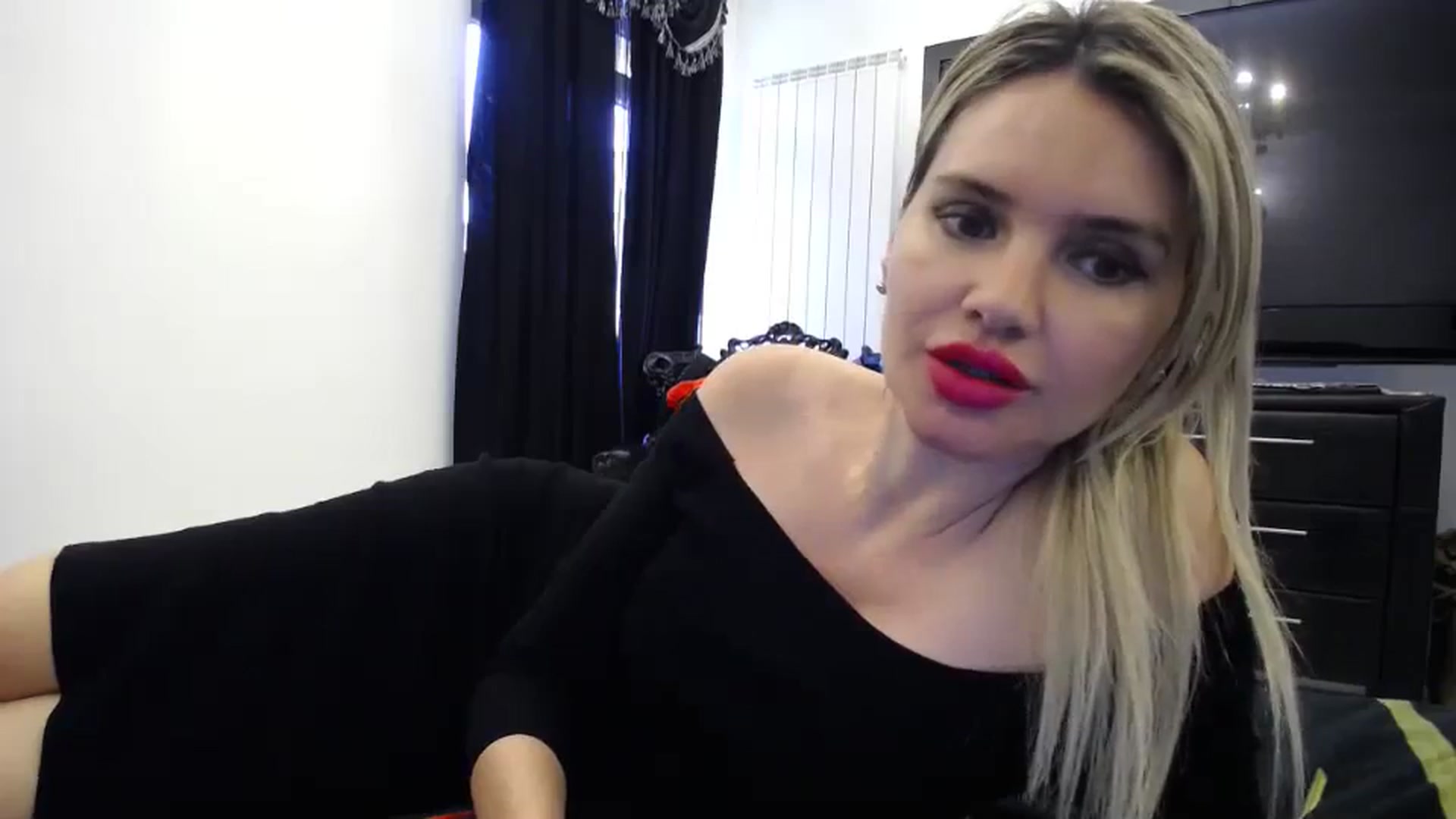 Gallery image thumbnail from Klarita_'s myfreecams stream on, 03/10/2024, 15:19 image 2 of 20