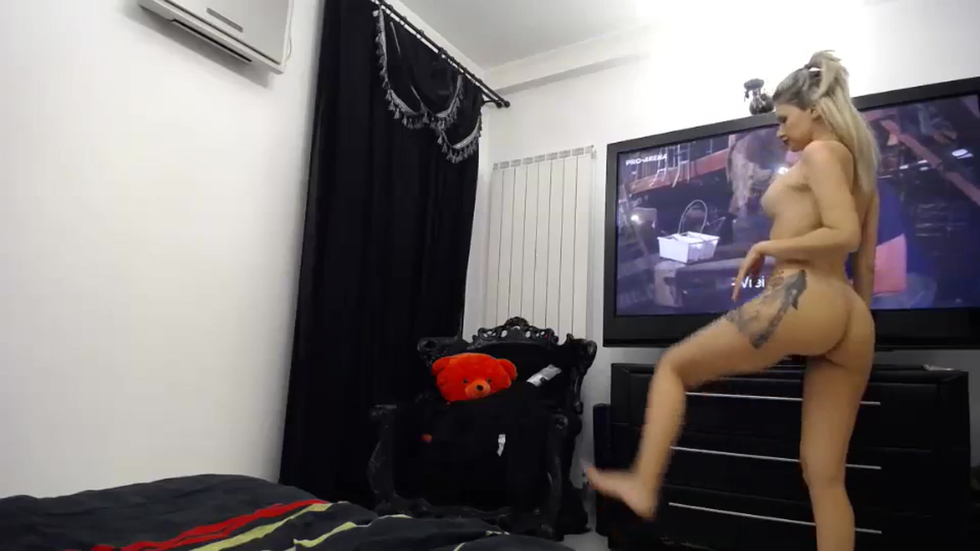 Gallery image thumbnail from Klarita_'s myfreecams stream on, 03/11/2024, 21:17 image 9 of 20