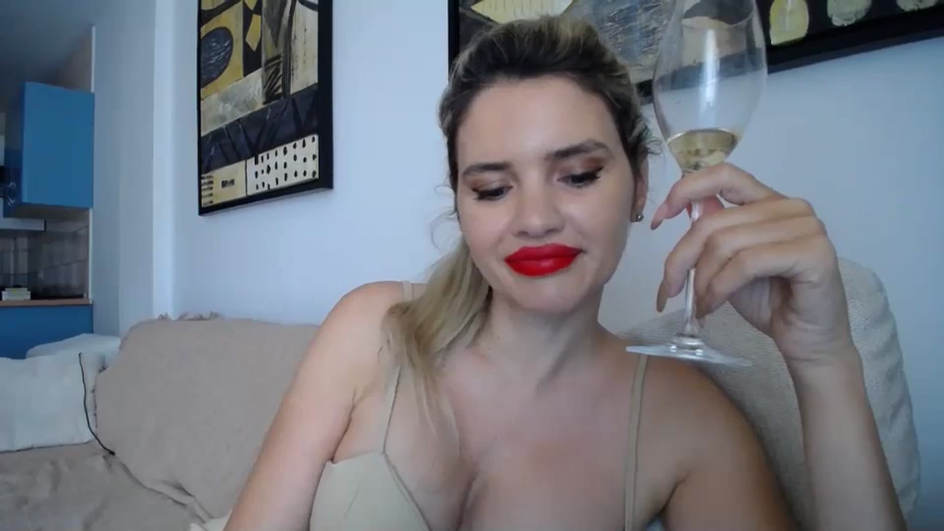 Gallery image thumbnail from Klarita_'s myfreecams stream on, 03/24/2024, 15:32 image 4 of 20