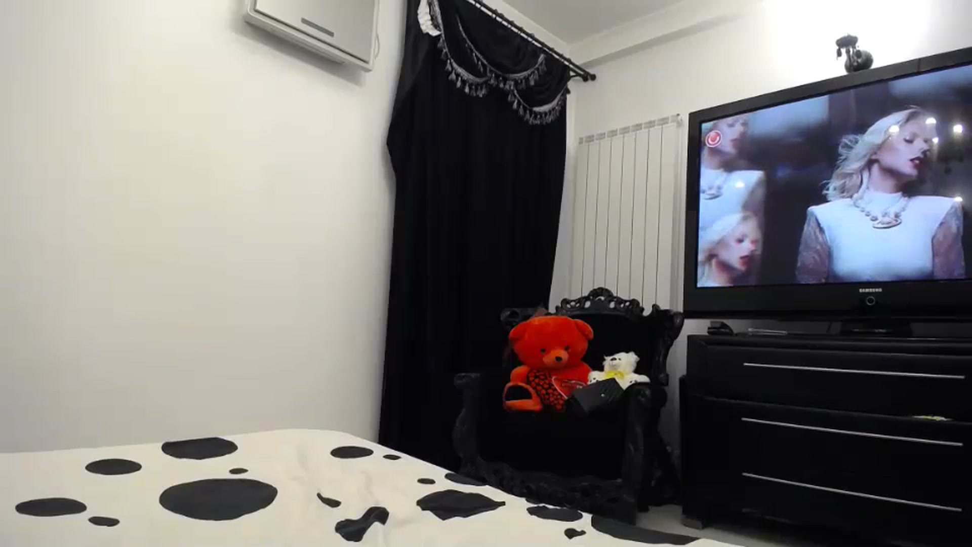 Gallery image thumbnail from Klarita_'s myfreecams stream on, 04/03/2024, 20:45 image 17 of 20