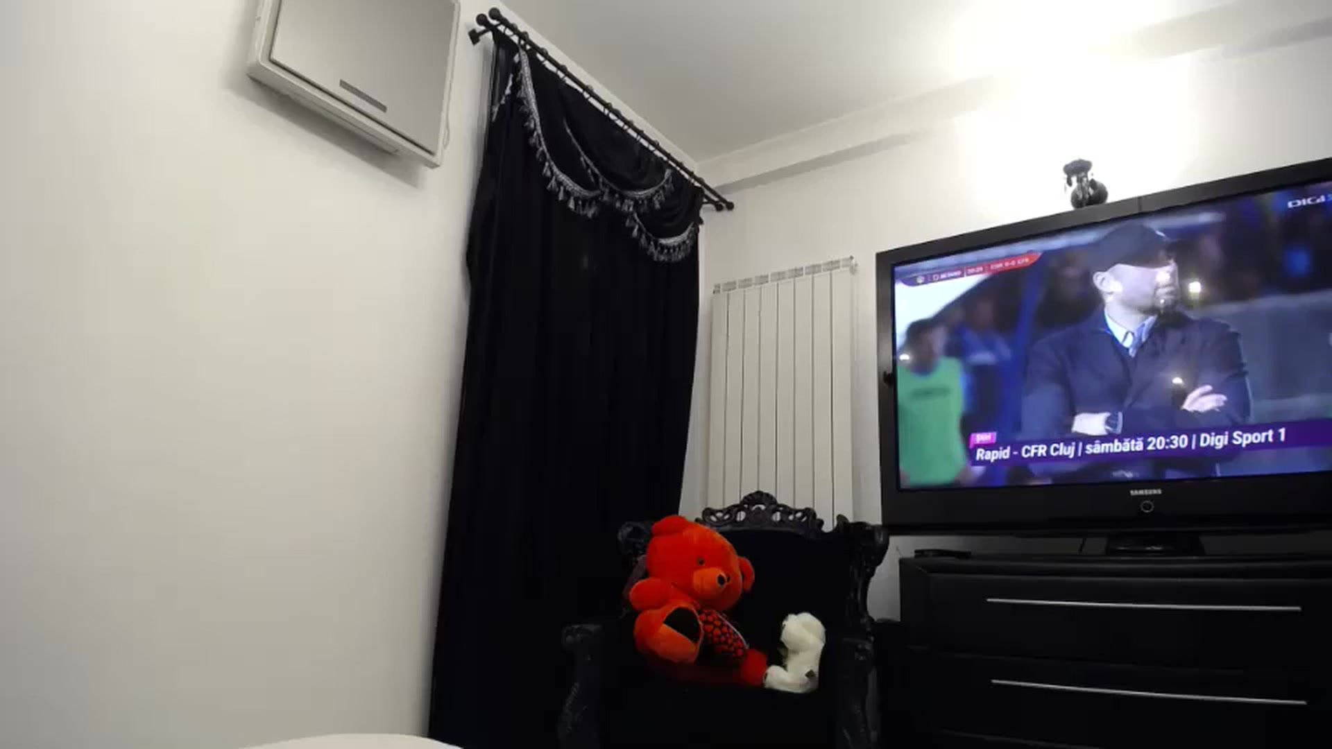 Gallery image thumbnail from Klarita_'s myfreecams stream on, 04/04/2024, 22:28 image 15 of 20
