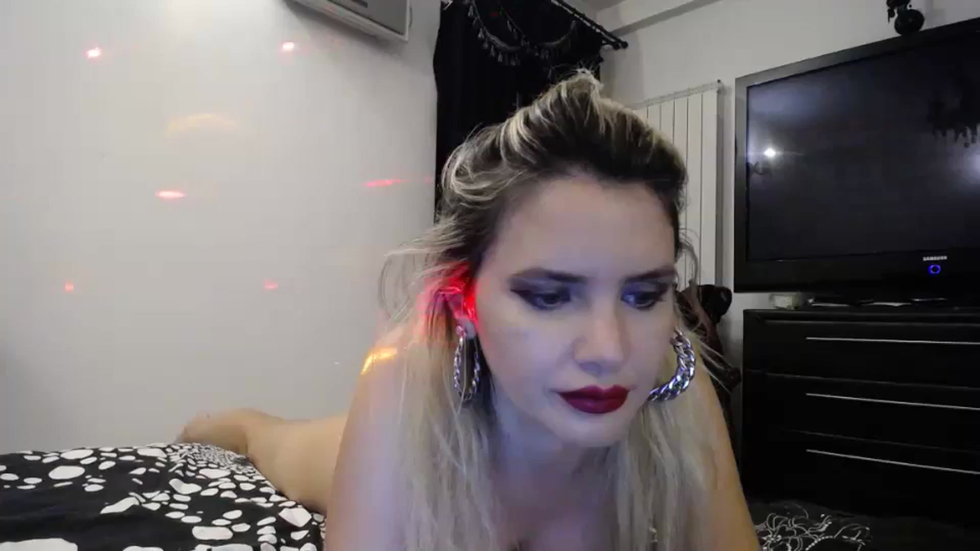 Gallery image thumbnail from Klarita_'s myfreecams stream on, 04/09/2024, 22:35 image 18 of 20