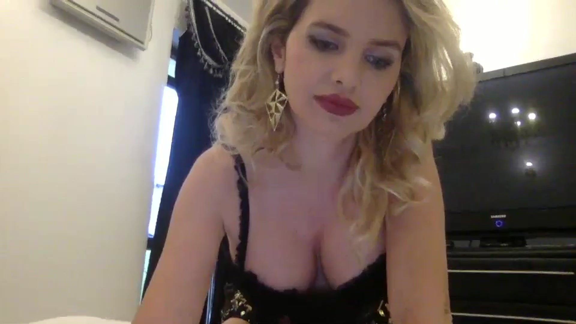 Gallery image thumbnail from Klarita_'s myfreecams stream on, 04/20/2024, 17:30 image 3 of 20