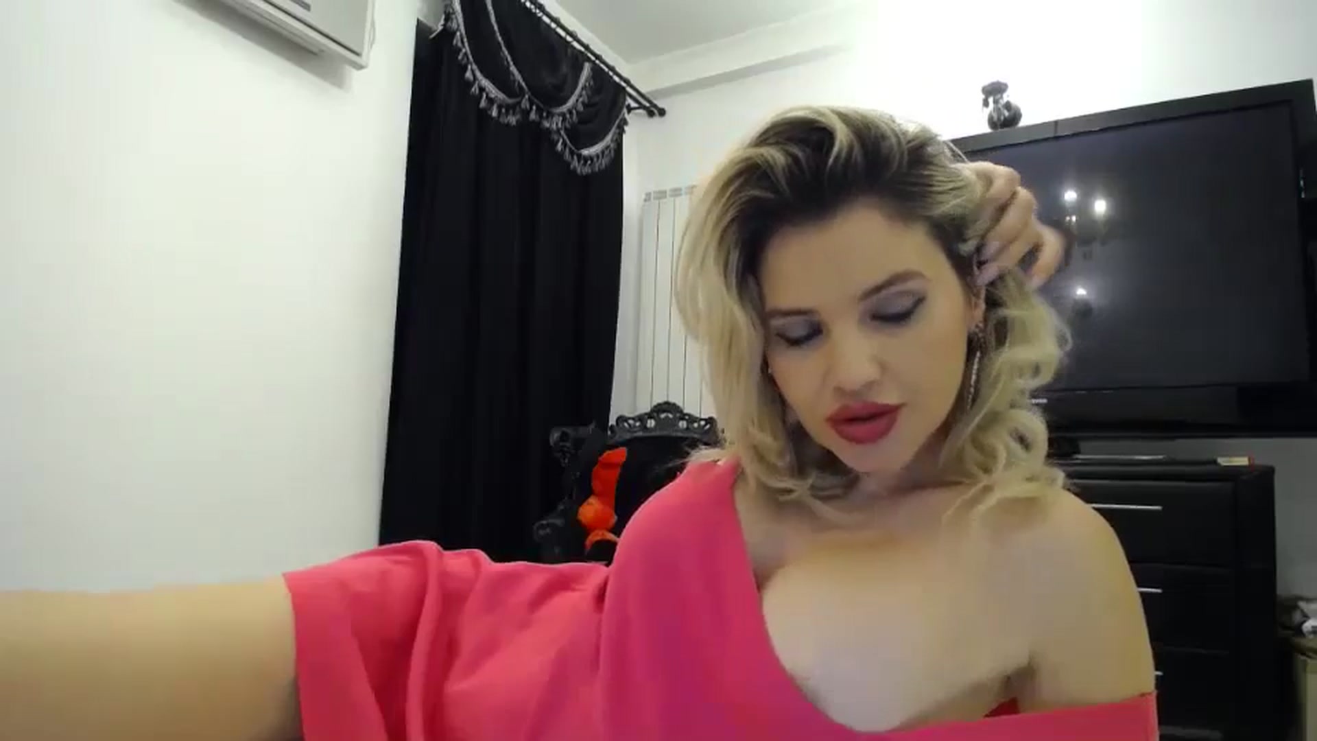 Gallery image thumbnail from Klarita_'s myfreecams stream on, 04/23/2024, 21:56 image 4 of 20