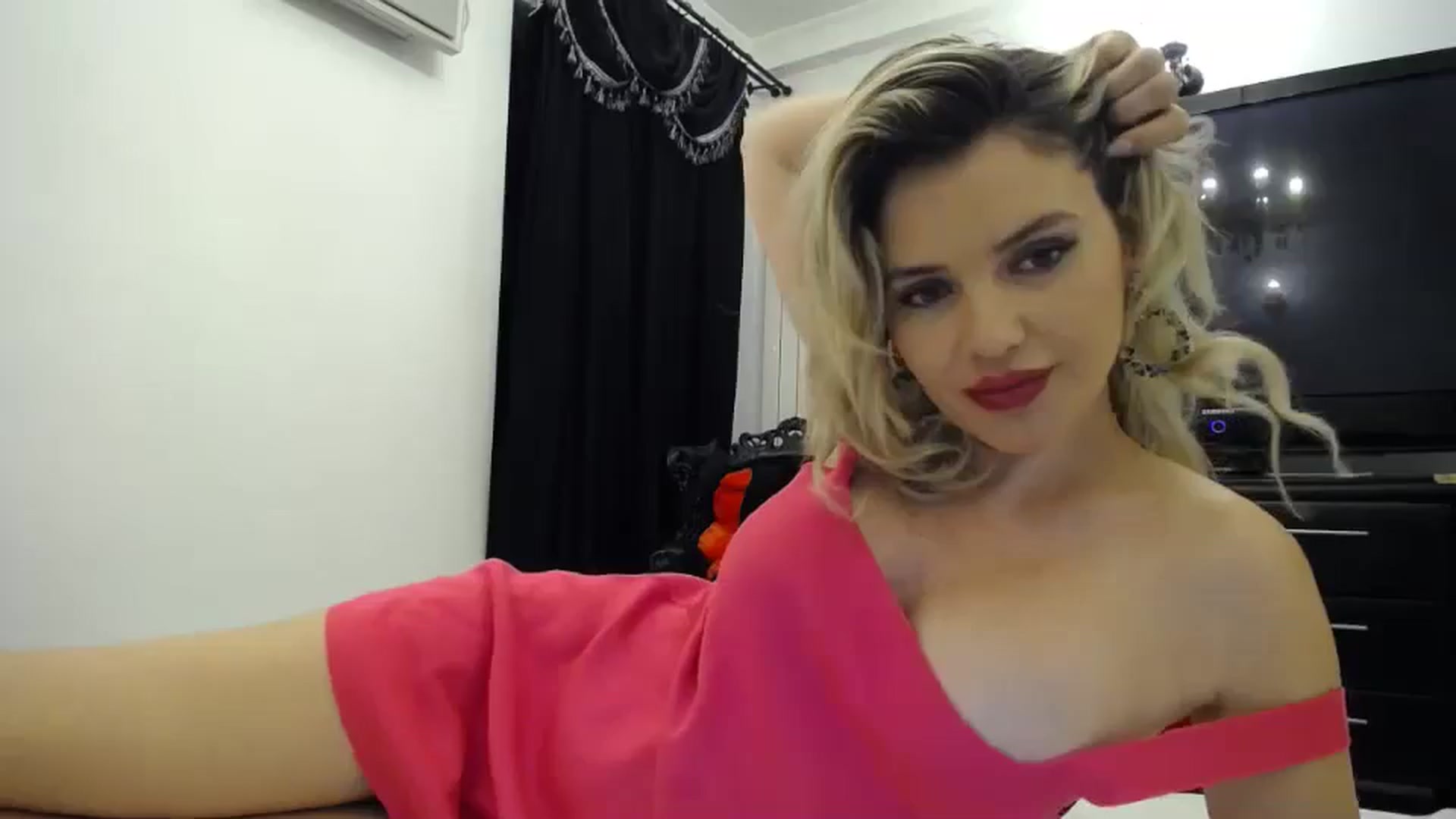 Gallery image thumbnail from Klarita_'s myfreecams stream on, 04/23/2024, 21:56 image 1 of 20
