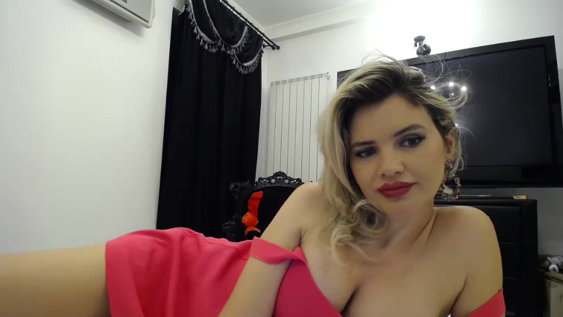 Gallery image thumbnail from Klarita_'s myfreecams stream on, 04/23/2024, 21:56 image 3 of 20