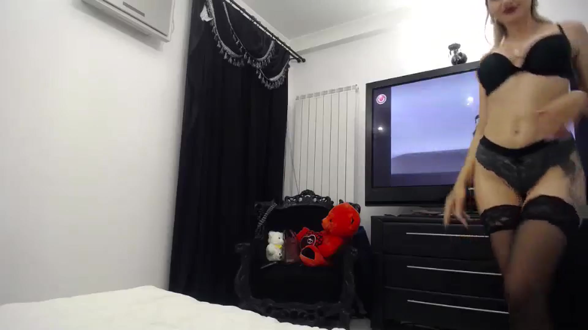Gallery image thumbnail from Klarita_'s myfreecams stream on, 04/29/2024, 23:21 image 5 of 20