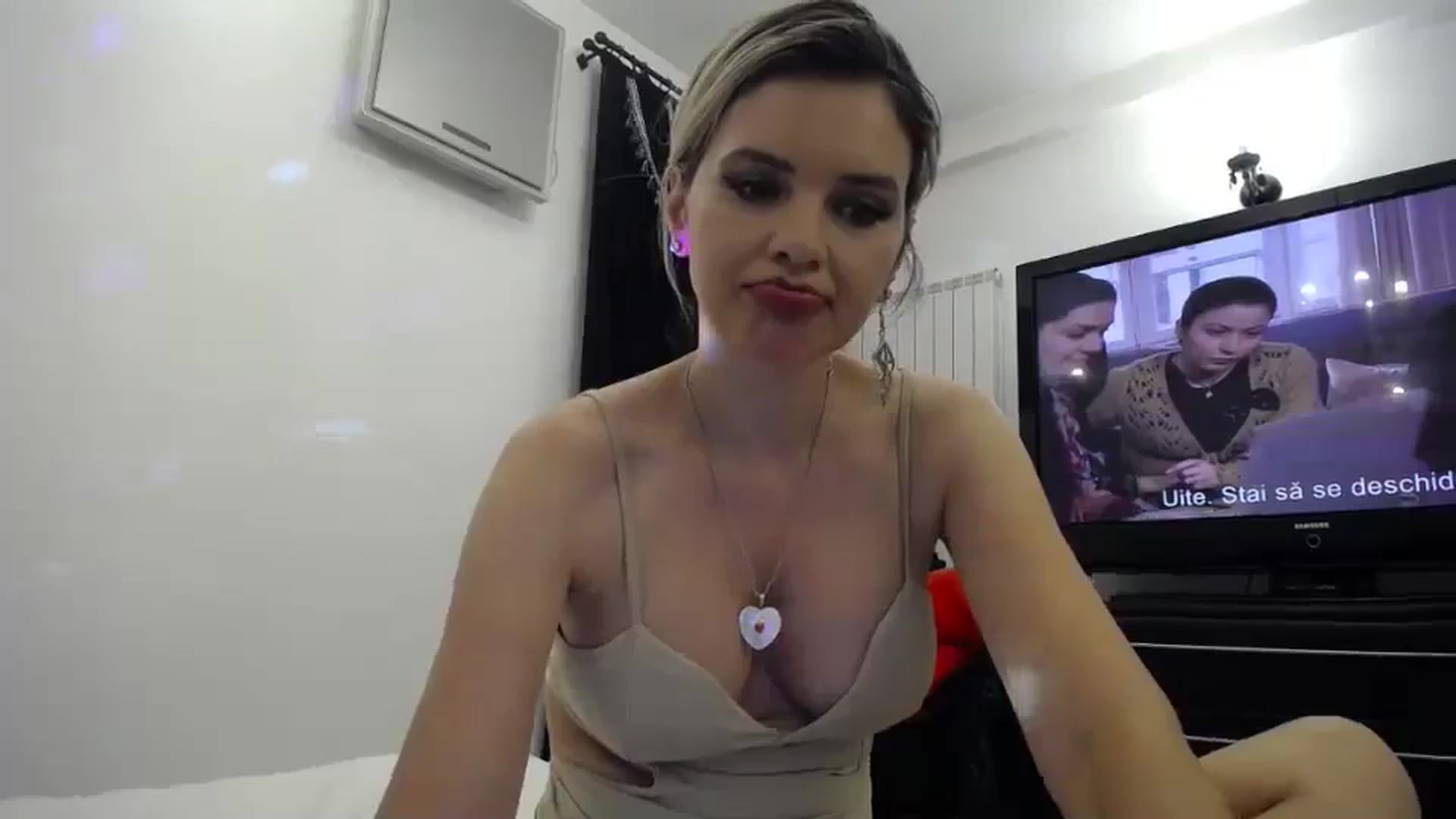 Gallery image thumbnail from Klarita_'s myfreecams stream on, 05/01/2024, 22:05 image 16 of 20