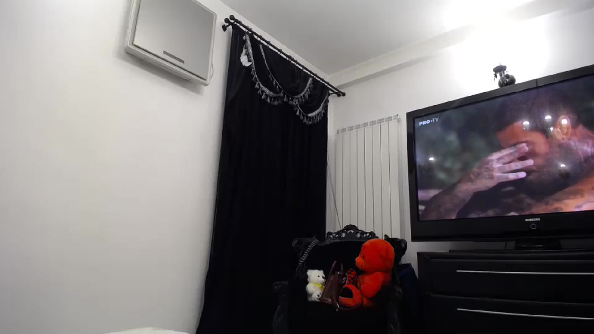 Gallery image thumbnail from Klarita_'s myfreecams stream on, 05/02/2024, 22:00 image 6 of 20