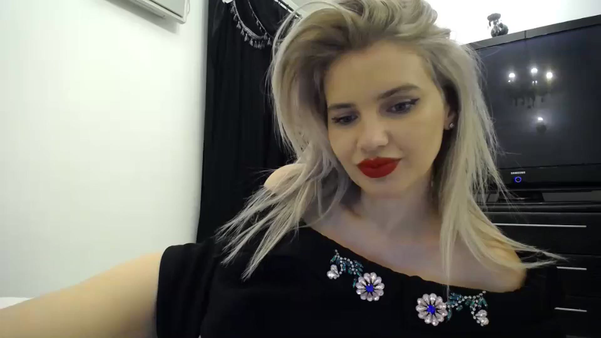 Gallery image thumbnail from Klarita_'s myfreecams stream on, 05/03/2024, 23:42 image 18 of 20
