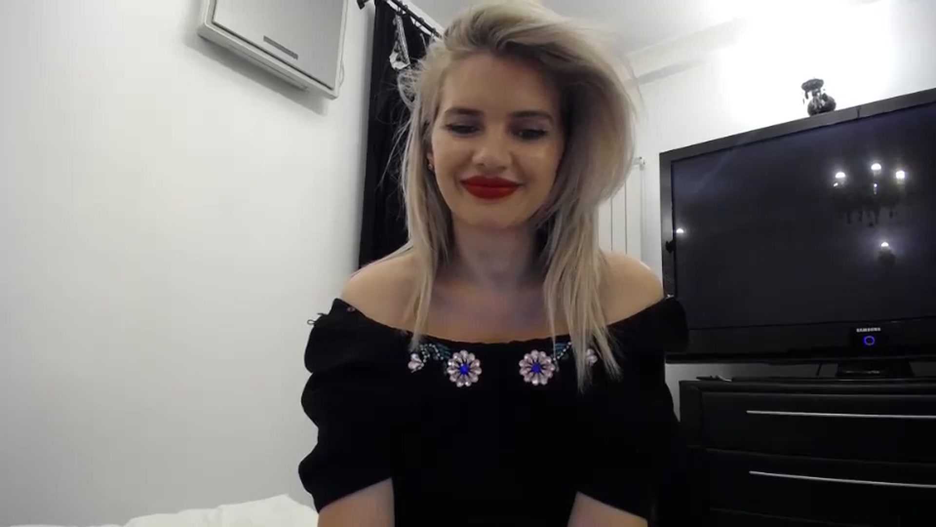 Gallery image thumbnail from Klarita_'s myfreecams stream on, 05/03/2024, 23:42 image 16 of 20