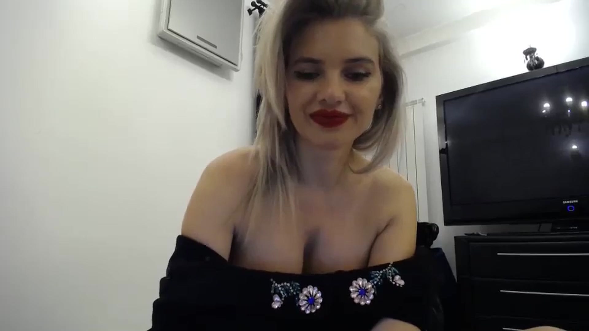 Gallery image thumbnail from Klarita_'s myfreecams stream on, 05/03/2024, 23:59 image 9 of 20