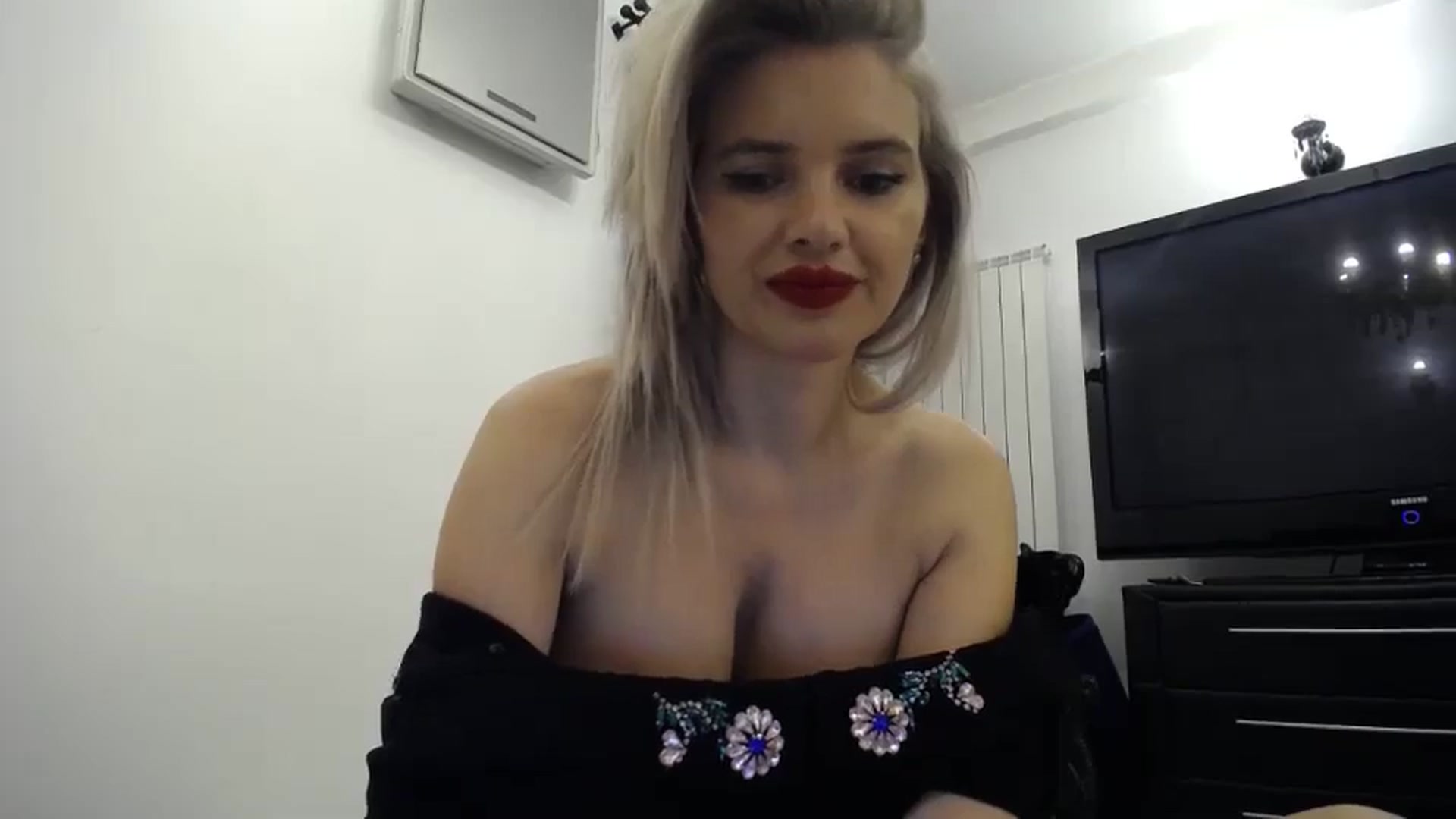 Gallery image thumbnail from Klarita_'s myfreecams stream on, 05/03/2024, 23:59 image 5 of 20