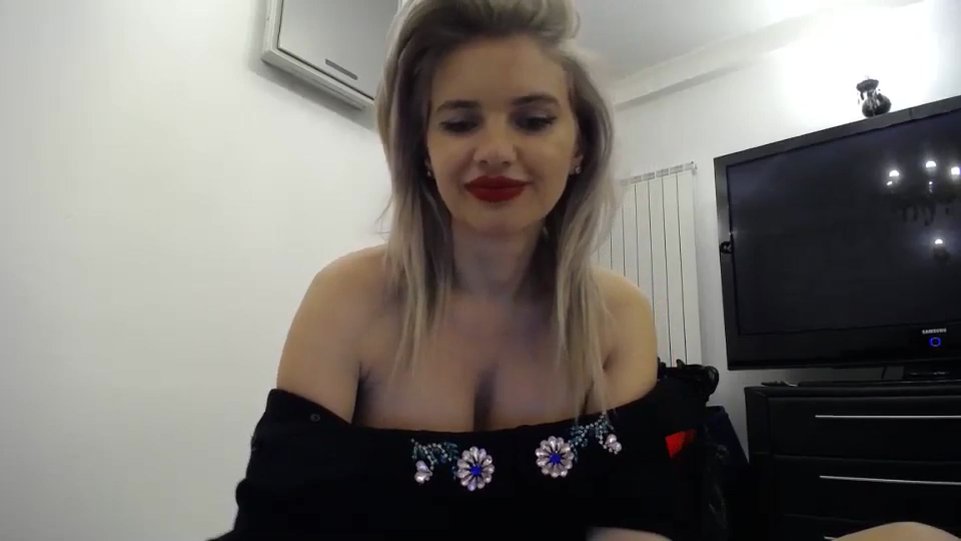 Gallery image thumbnail from Klarita_'s myfreecams stream on, 05/03/2024, 23:59 image 18 of 20