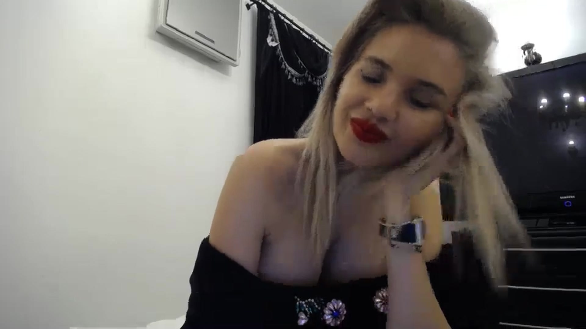 Gallery image thumbnail from Klarita_'s myfreecams stream on, 05/03/2024, 23:59 image 17 of 20