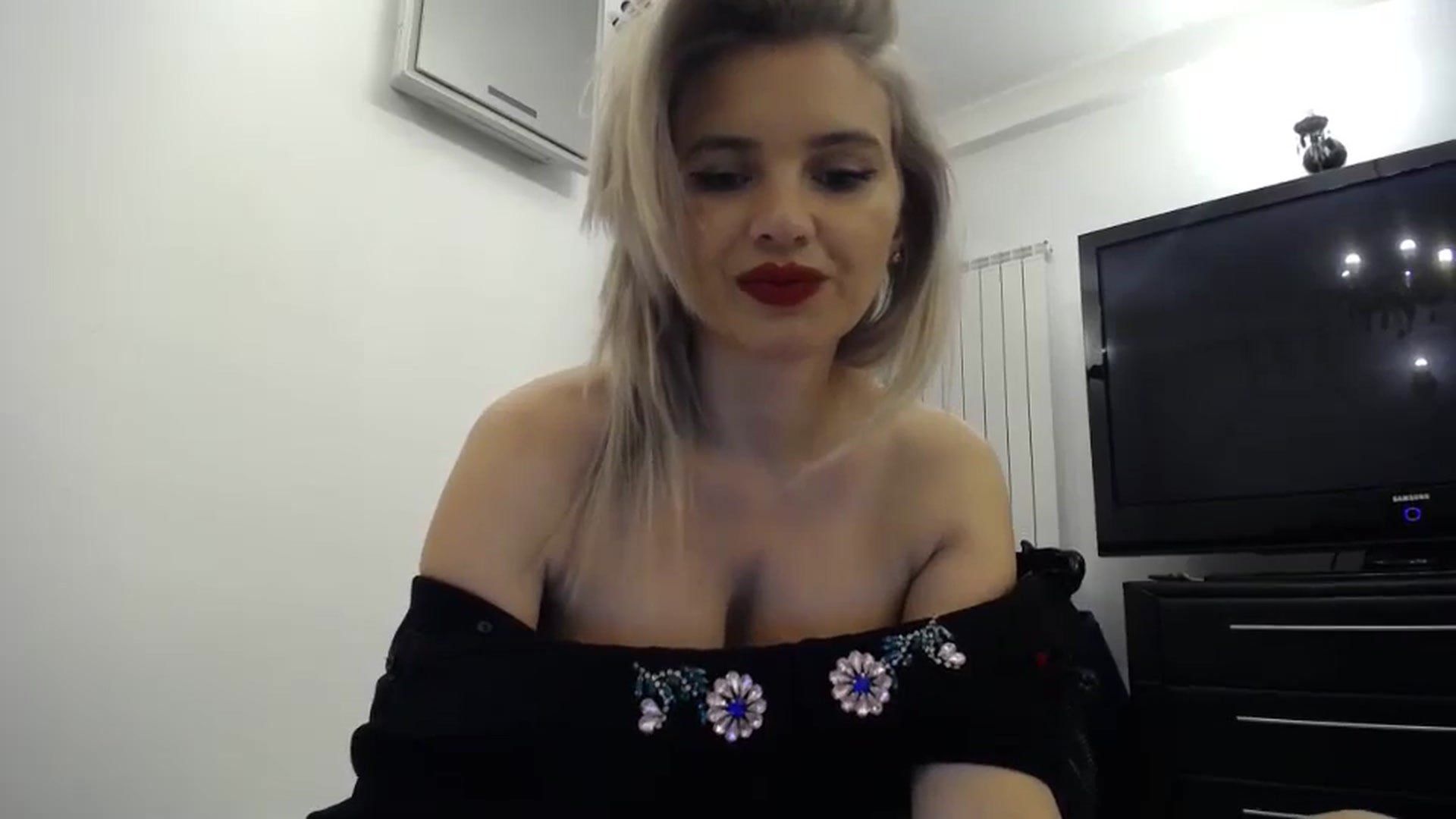 Gallery image thumbnail from Klarita_'s myfreecams stream on, 05/03/2024, 23:59 image 15 of 20
