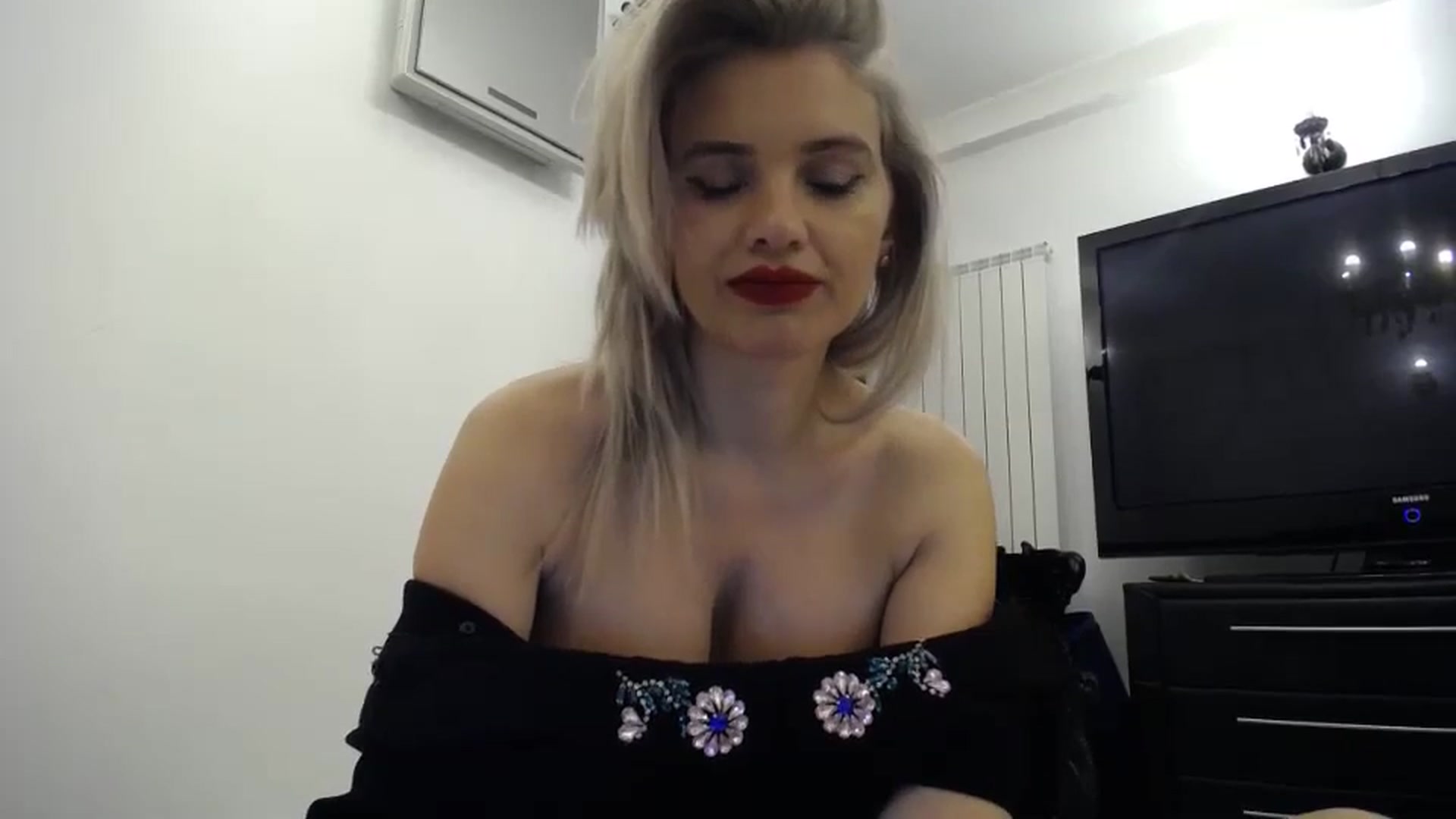 Gallery image thumbnail from Klarita_'s myfreecams stream on, 05/03/2024, 23:59 image 12 of 20