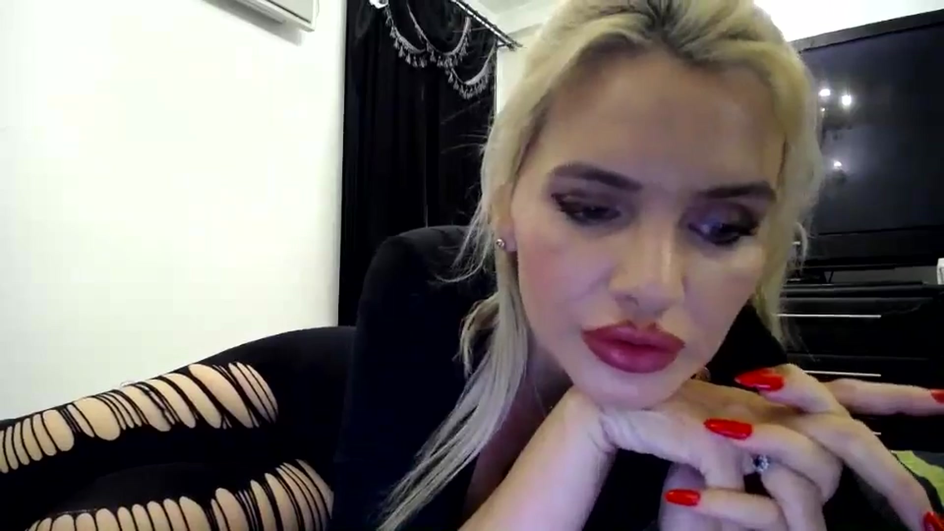 Gallery image thumbnail from Klarita_'s myfreecams stream on, 05/22/2024, 20:29 image 13 of 20