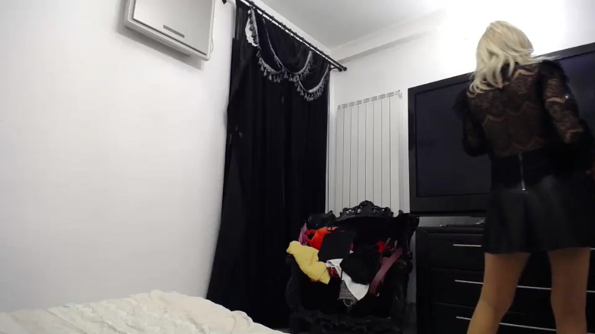 Gallery image thumbnail from Klarita_'s myfreecams stream on, 05/27/2024, 21:45 image 20 of 20