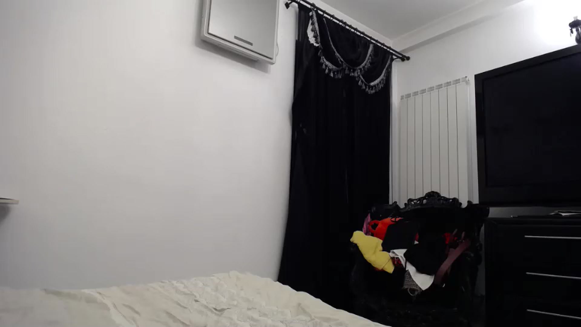 Gallery image thumbnail from Klarita_'s myfreecams stream on, 05/27/2024, 21:45 image 16 of 20