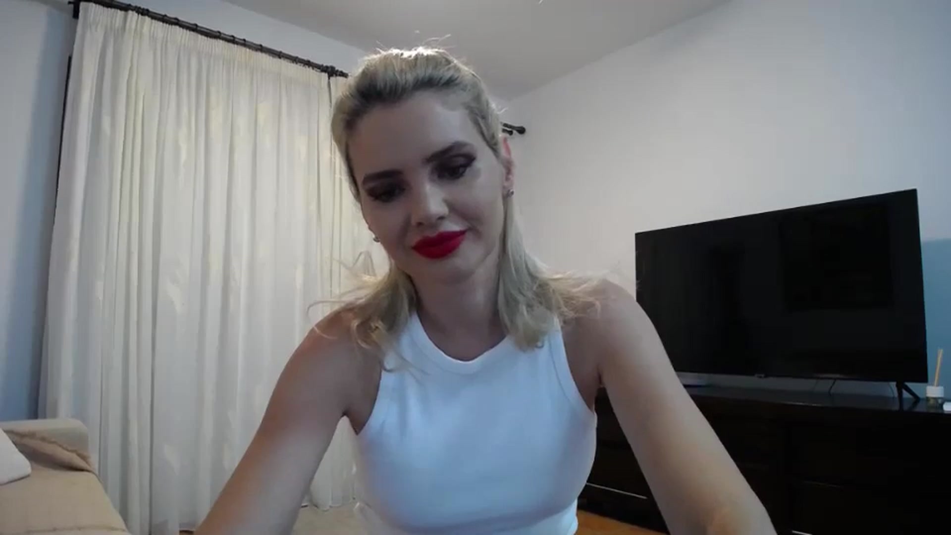 Gallery image thumbnail from Klarita_'s myfreecams stream on, 05/31/2024, 20:31 image 4 of 20