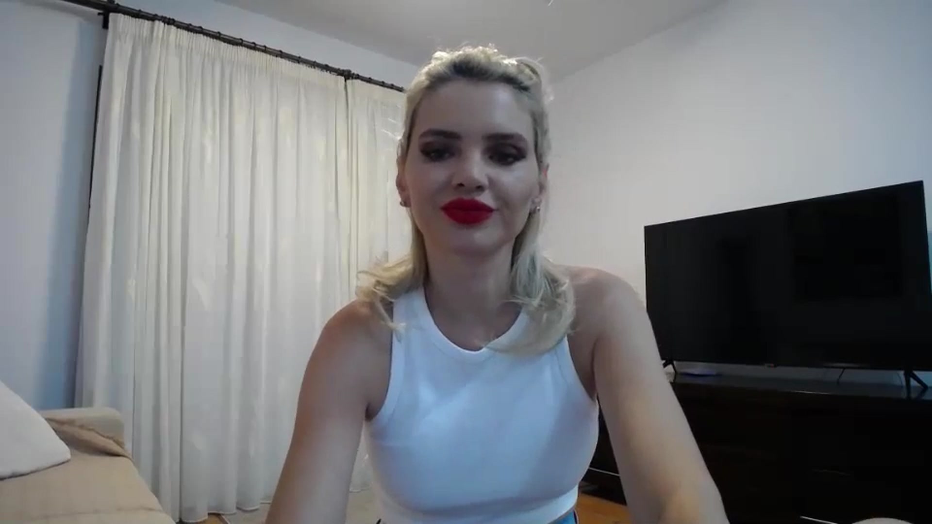 Gallery image thumbnail from Klarita_'s myfreecams stream on, 05/31/2024, 20:31 image 12 of 20